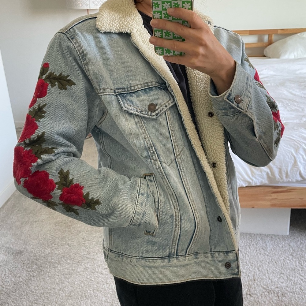 Levi’s sherpa-lined denim jacket with rose embroidery - like new